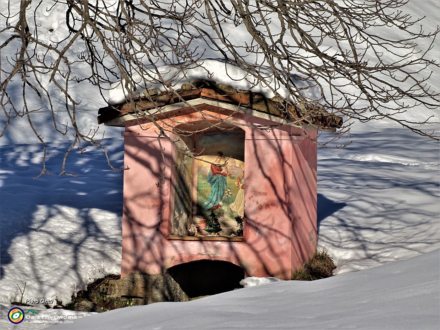 03 La rosa santella della Madonna di Caravaggio ammantata di bianca neve.JPG